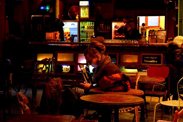 🍹🎨 Exploring the Ruin Bars and Street Art of Budapest’s Jewish Quarter
